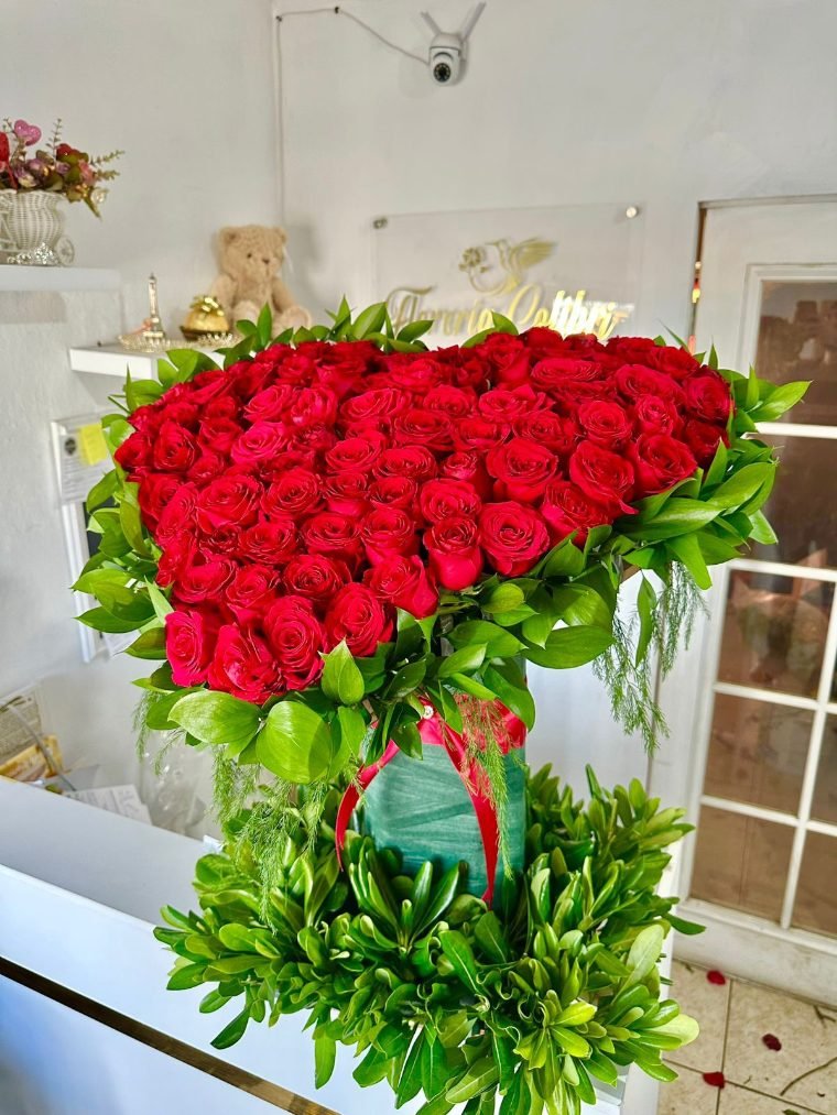 Arreglo en forma de corazón con rosas rojas de Florería Colibrí