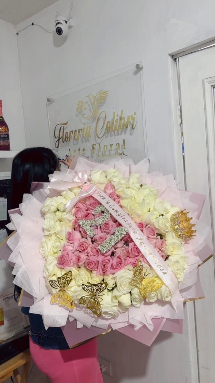 Corazón rosa de 100 rosas con accesorios