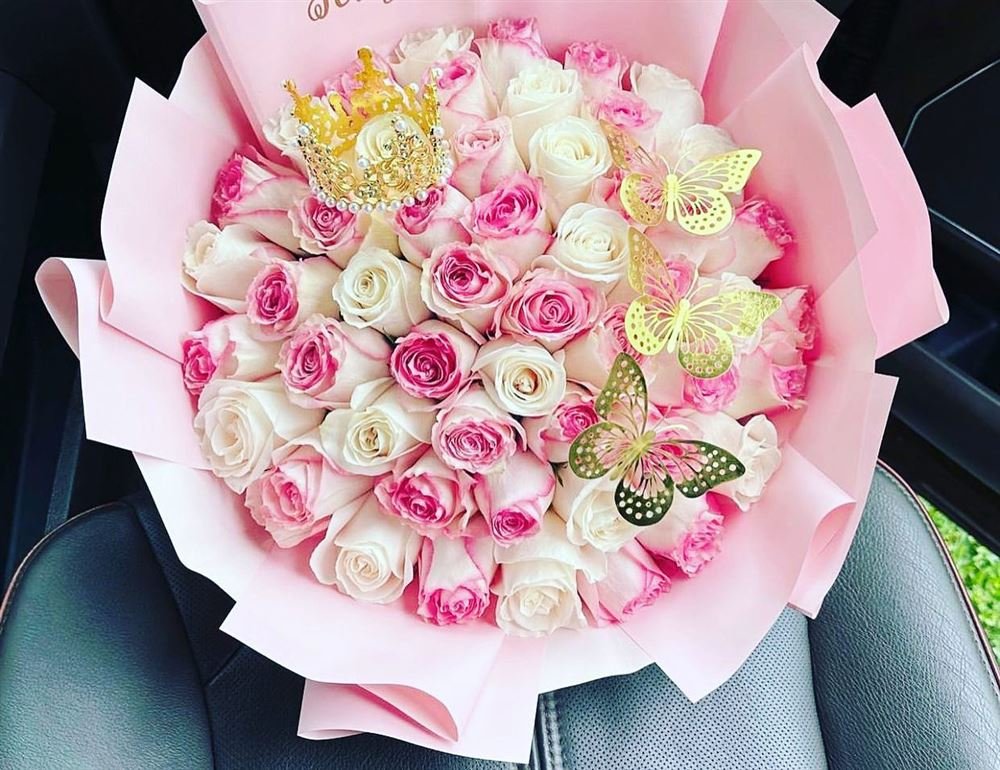 Alejandra, rosas blanco y rosa ombré con corona