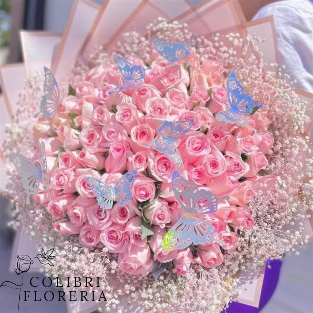 Gabriela, rosas rosa pastel con mariposas holográficas